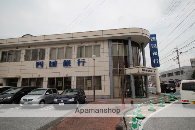 銀行　四国銀行南国支店（銀行）まで534m