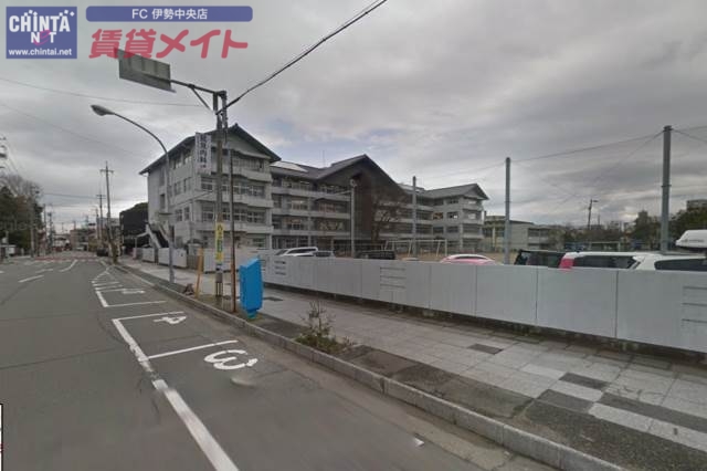 小学校　伊勢市立厚生小学校（小学校）まで800m