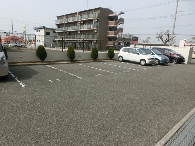 【神戸市西区玉津町新方のマンションの駐車場】