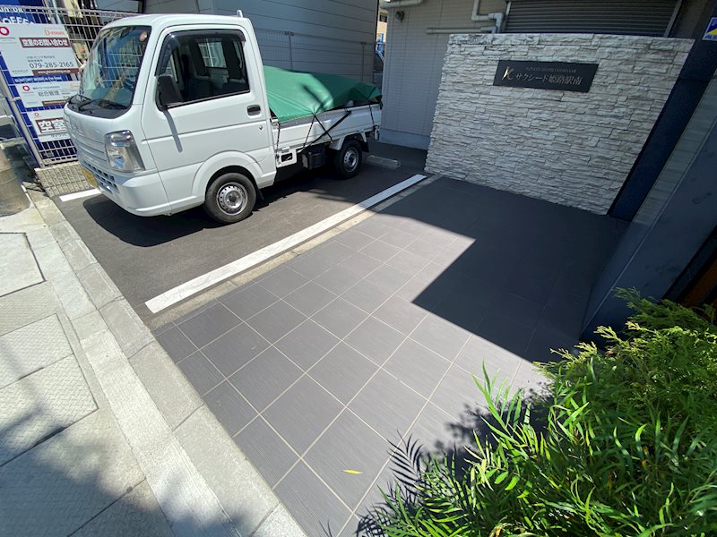 【姫路市東延末のマンションの駐車場】