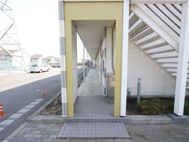 【東村山市野口町のアパートのエントランス】