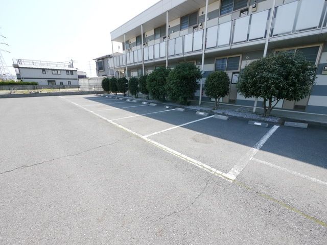 【東村山市野口町のアパートの駐車場】