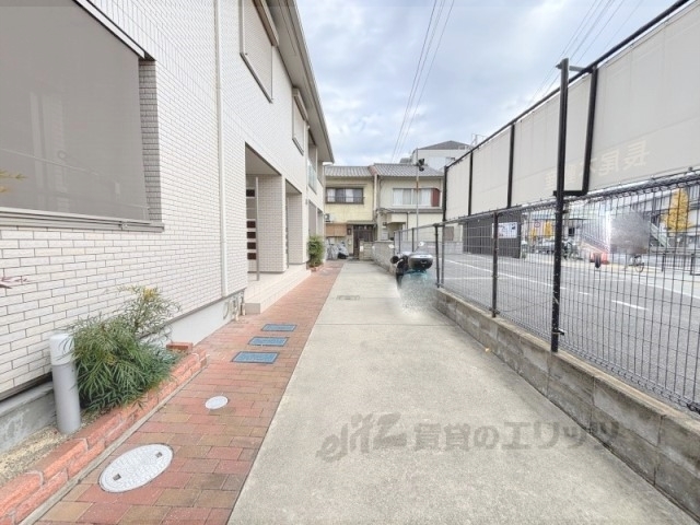 【京都市伏見区深草柴田屋敷町のアパートのエントランス】