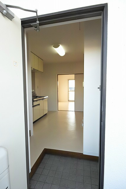 玄関　実際のお部屋と異なる場合がございます