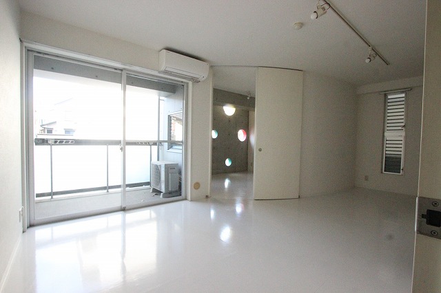 居室・リビング　同物件、別号室のものです。