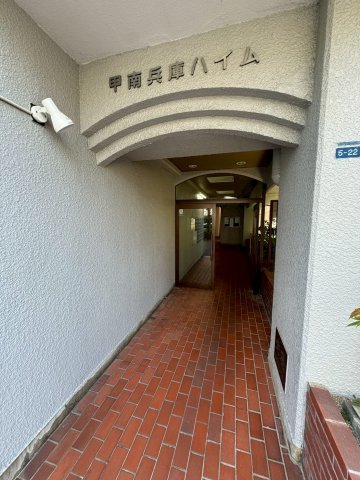 エントランス　落ち着いたエントランスです