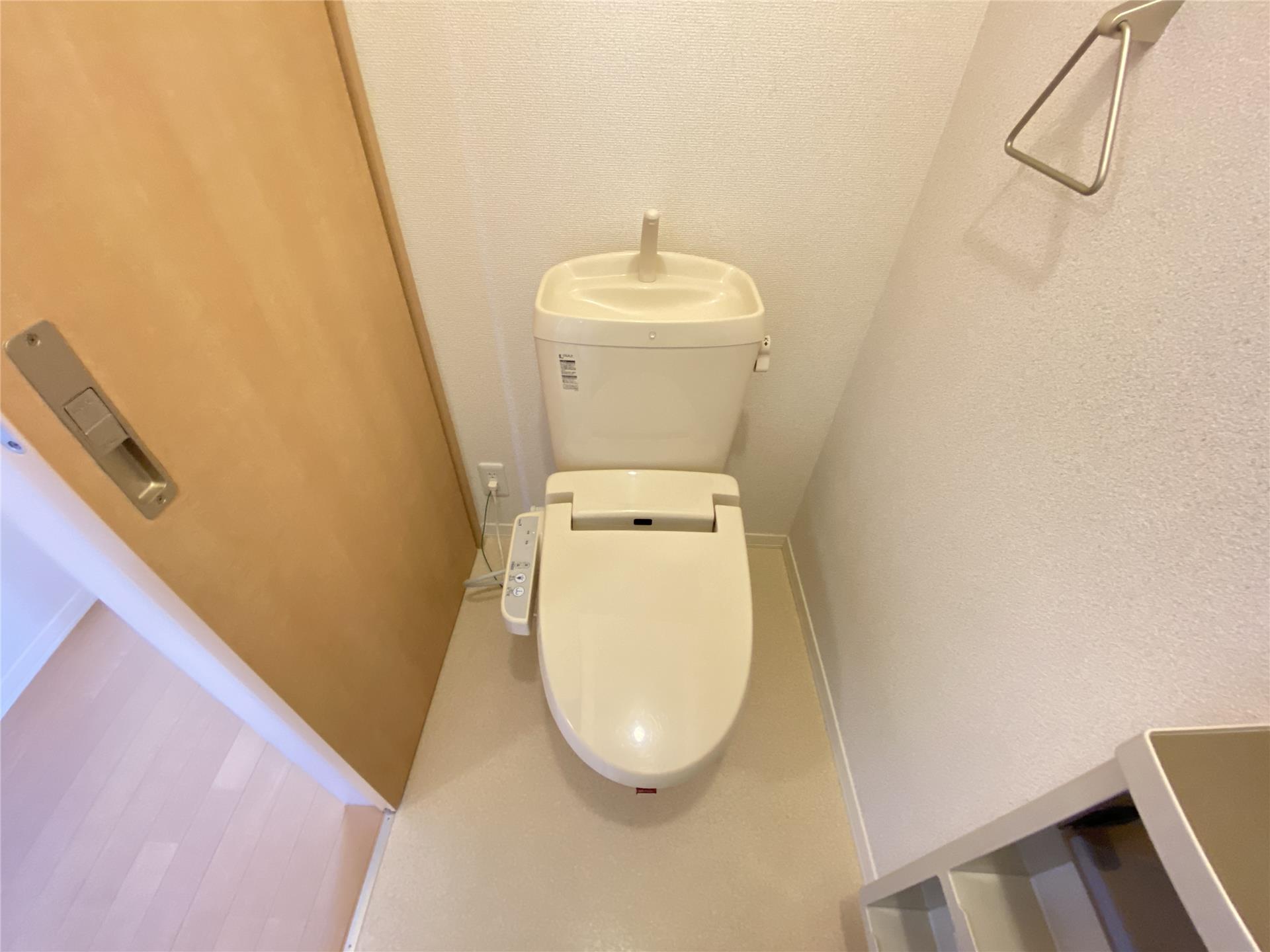 トイレ　洗浄機能付暖房便座トイレ