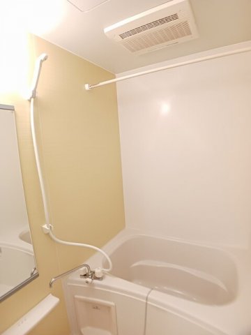 バス・シャワールーム　コンパクトで使いやすいお風呂です