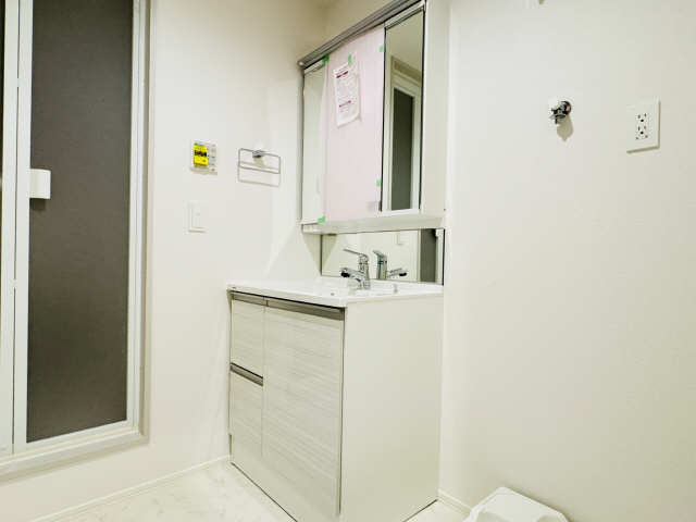 洗面設備　シャワー付洗面台です