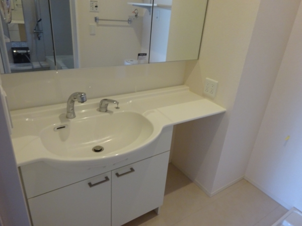 洗面設備　独立洗面台で朝の準備も快適です♪