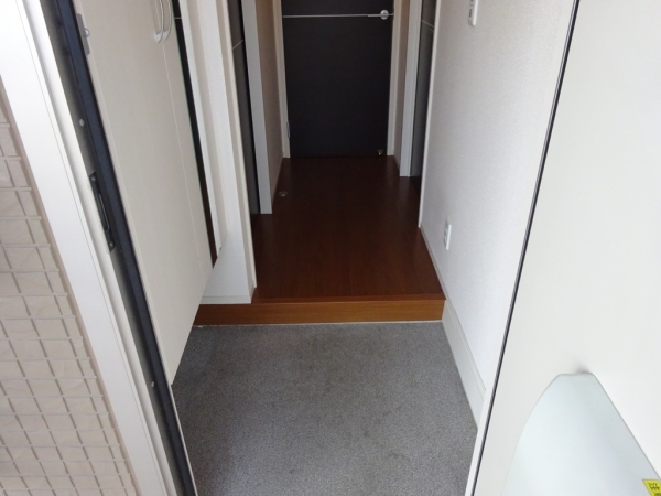 玄関　玄関を入ると廊下があります