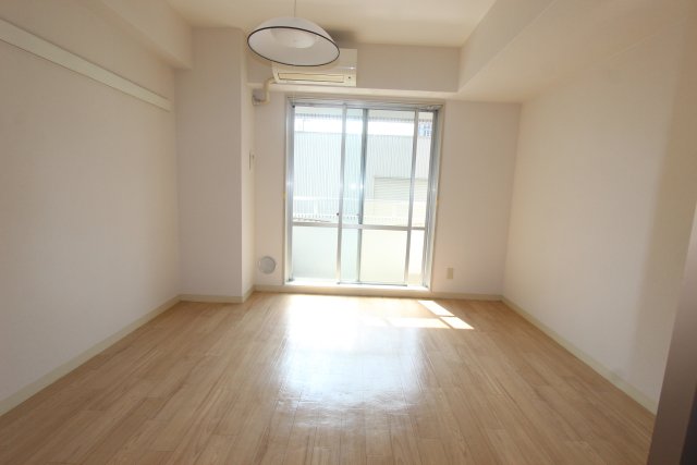 居室・リビング　同物件別号室の写真