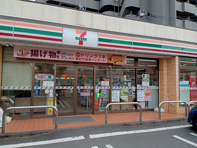 コンビニ　セブンイレブン新宿下落合駅北店（コンビニ）まで107m