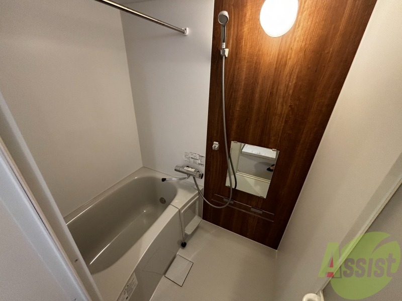 バス・シャワールーム　落ち着いたデザインの浴室。ゆったりできそうです。