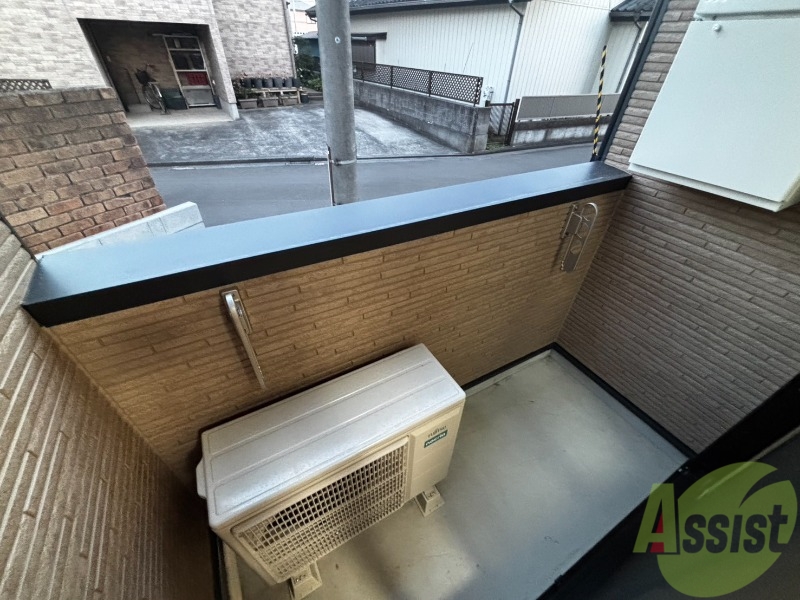 バルコニー　バルコニーは洗濯物を干すのに十分な広さがありますね。