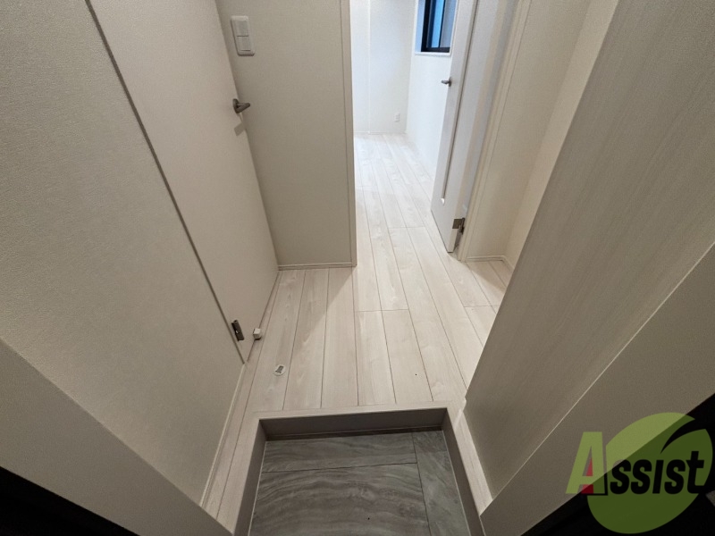 玄関　玄関からの様子です。すぐ部屋が見えないのは安心ですね。