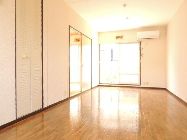 居室・リビング　別の部屋より