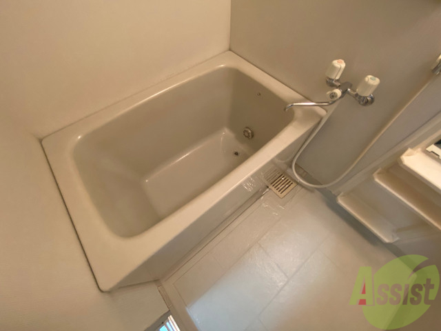 バス・シャワールーム　バスルームは狭すぎず、シャワーも浴びやすそうです。