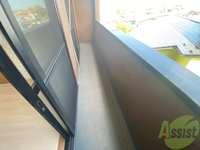 バルコニー　バルコニー。洗濯物がはかどりそうな広さがありますよ。