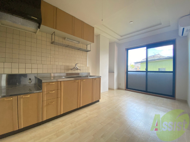 居室・リビング　７．１帖のダイニングキッチン。ご飯を食べるお部屋ですね。