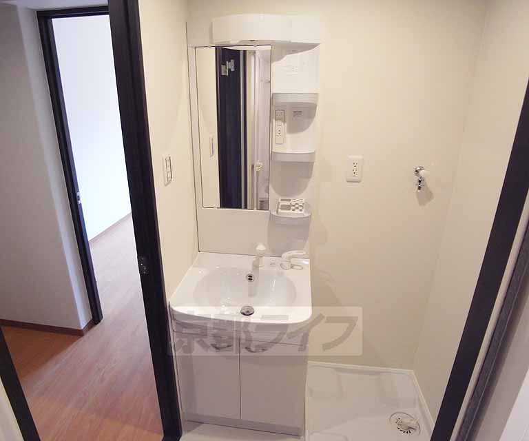 洗面設備　シャンプードレッサー付きの洗面台です。