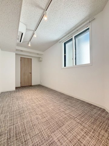 居室・リビング　防音室は防音床、防音壁、防音天井となっており、まさに楽器を演