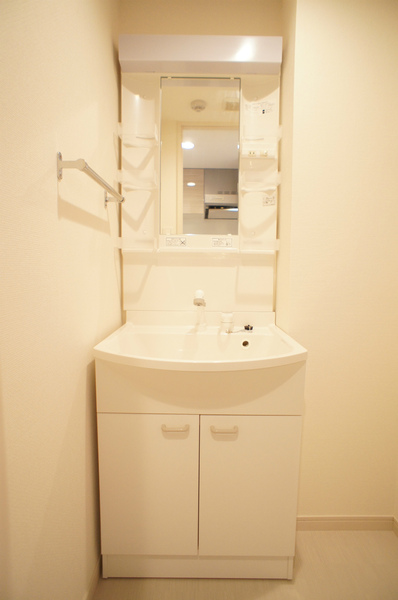 洗面設備　明るい洗面所です