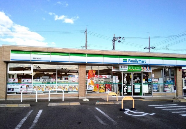 コンビニ　ファミリーマート　野洲冨波店（コンビニ）まで400m