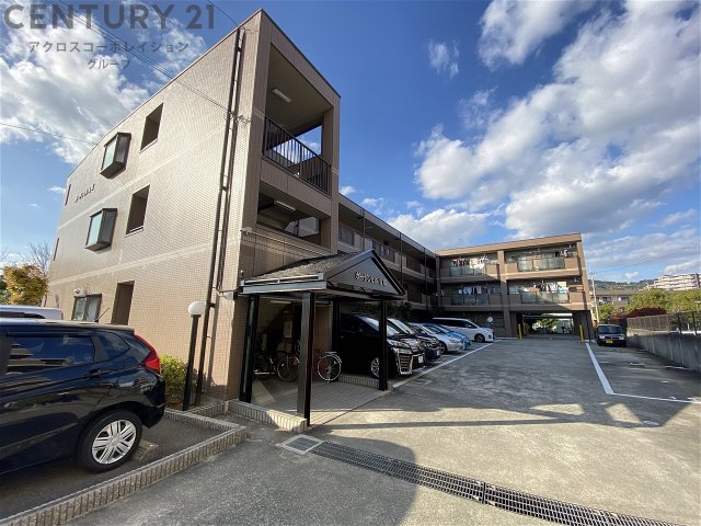 建物外観　敷地内に駐車場あります！