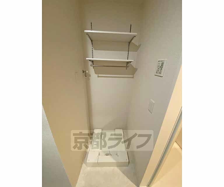 その他設備　可変棚付きの洗濯機置き場です。