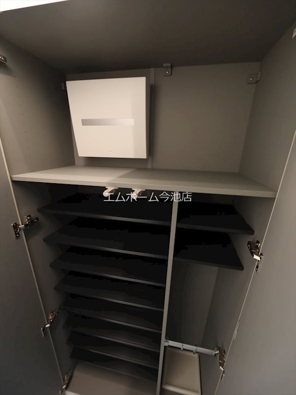 玄関　玄関　シューズボックス完備