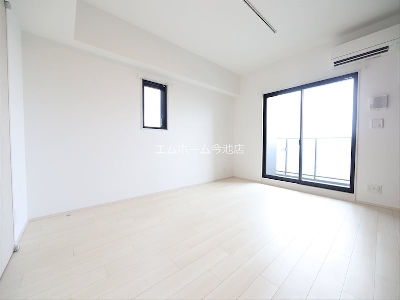 その他部屋・スペース　洋室9.67帖　エアコン付　バルコニーに面しています