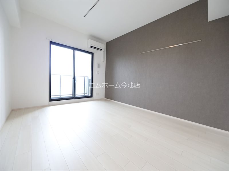 バルコニー　洋室9.67帖　エアコン付　バルコニーに面しています