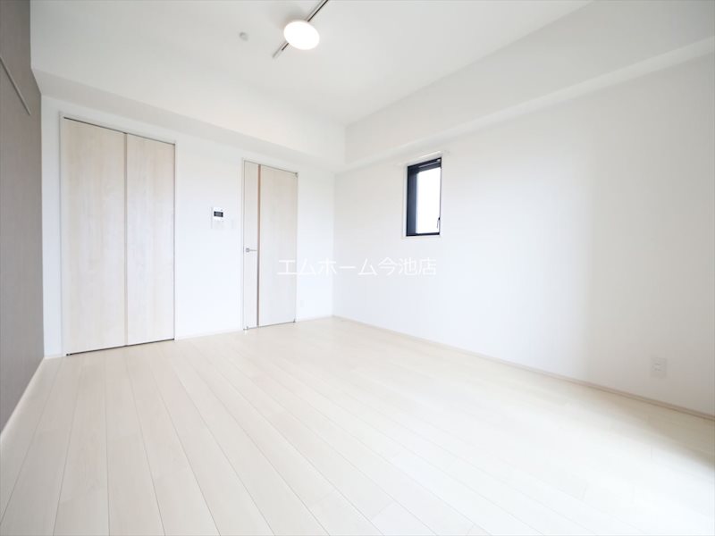 居室・リビング　洋室9.67帖　エアコン付　バルコニーに面しています