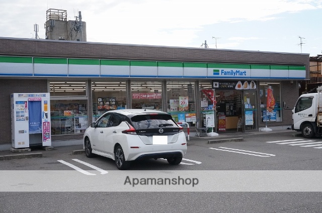 コンビニ　ファミリーマート（コンビニ）まで395m