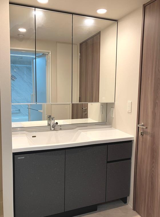 洗面設備　明るい洗面所です