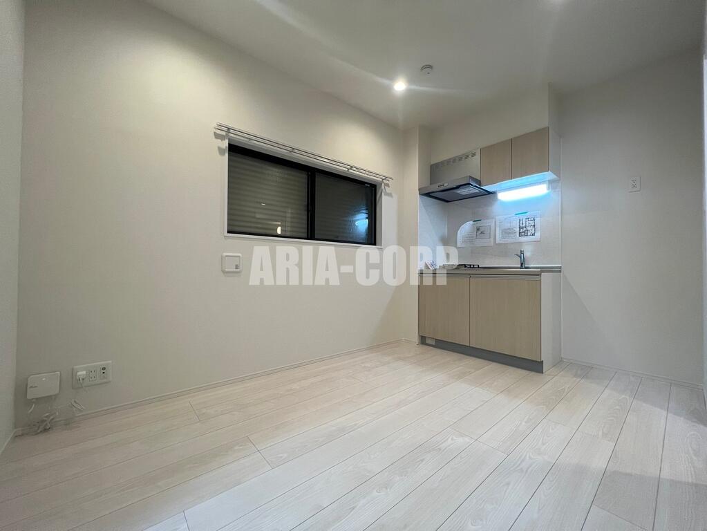 居室・リビング　白を基調としたお洒落なお部屋！奥行きたっぷりの空間です♪