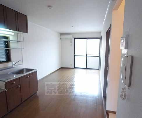 居室・リビング　広く明るいリビング。