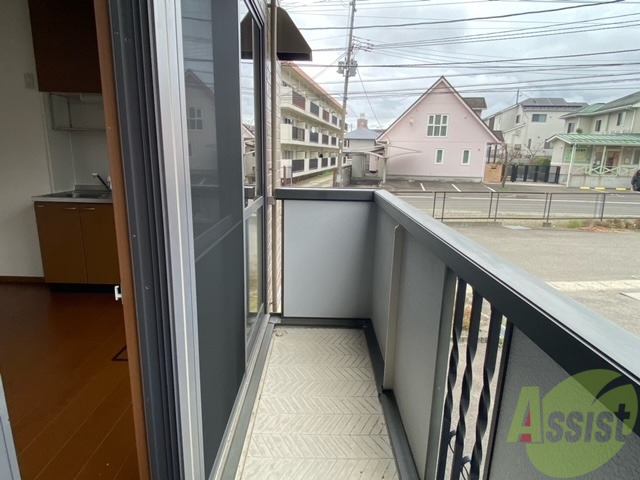 バルコニー　バルコニーは洗濯物を干すのに十分な広さがありますね。