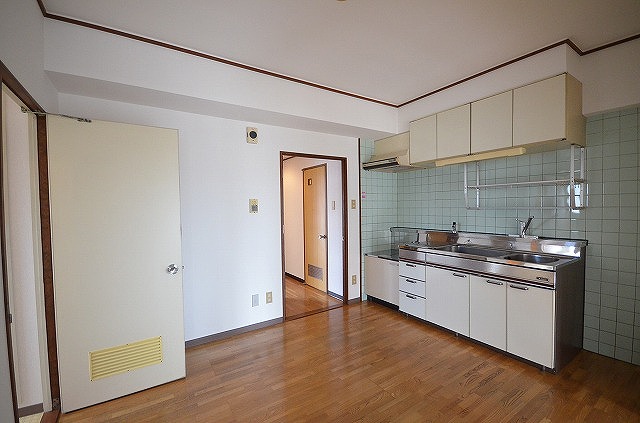 居室・リビング　同物件、別号室のものです。