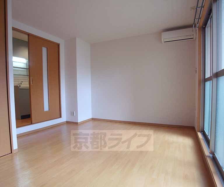 居室・リビング　８．２帖の洋室です