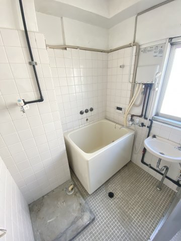 バス・シャワールーム　お風呂スペースになります。窓があるので換気ができます。