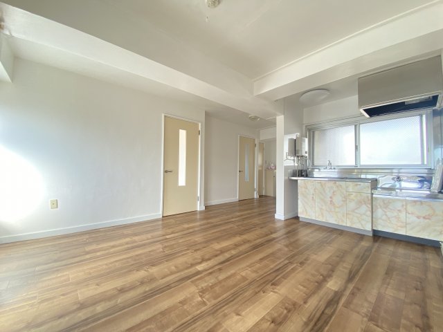 居室・リビング　リビングスペースになります。お食事スペースとしてお使いいただ