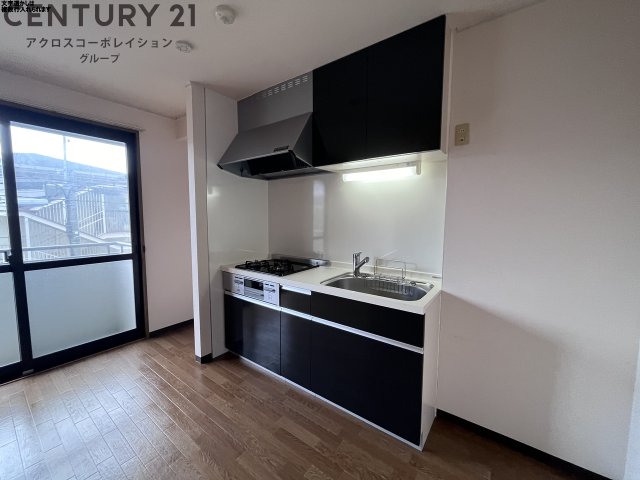 キッチン　３口ガスコンロ付きのシステムキッチン♪