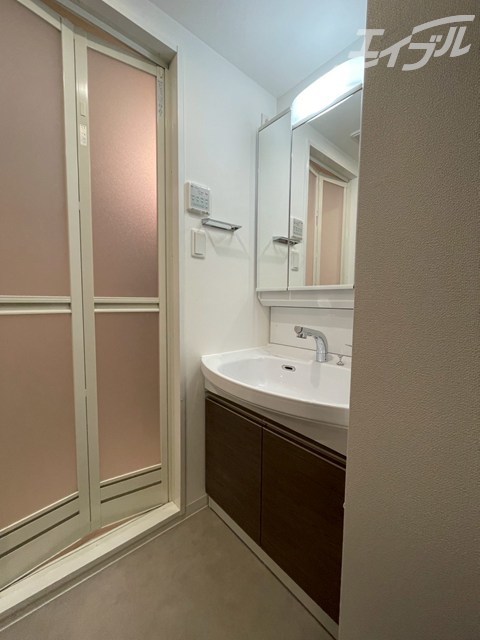 バス・シャワールーム　独立洗面台です