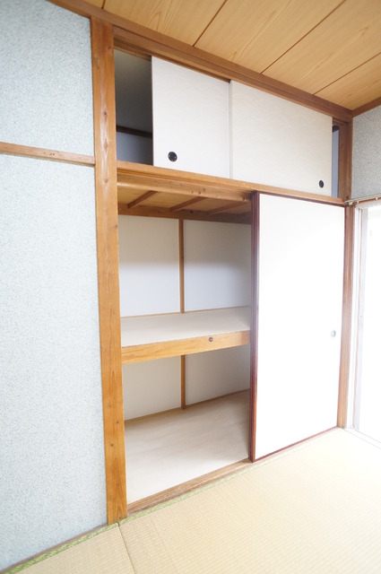 収納　昔ながらの押入タイプは奥行があるので、収納らくらくです♪