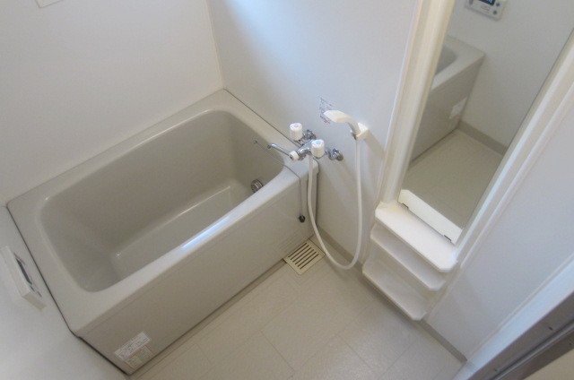 バス・シャワールーム　窓もあって通気性良好のバスルームです。