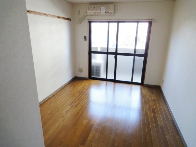 居室・リビング　同物件別号室