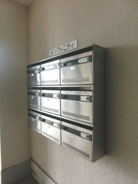 その他　エントランスに集合ポストがございます
