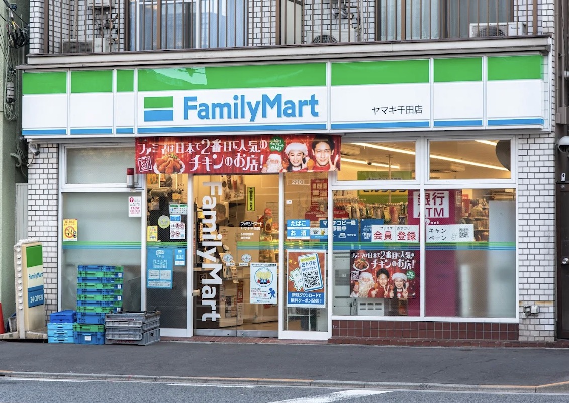 コンビニ　ファミリーマートヤマキ千田店（コンビニ）まで111m